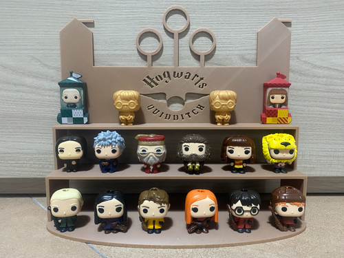 3D printed display stand labeled 'Hogwarts Quidditch' holding Harry Potter-themed figurines.