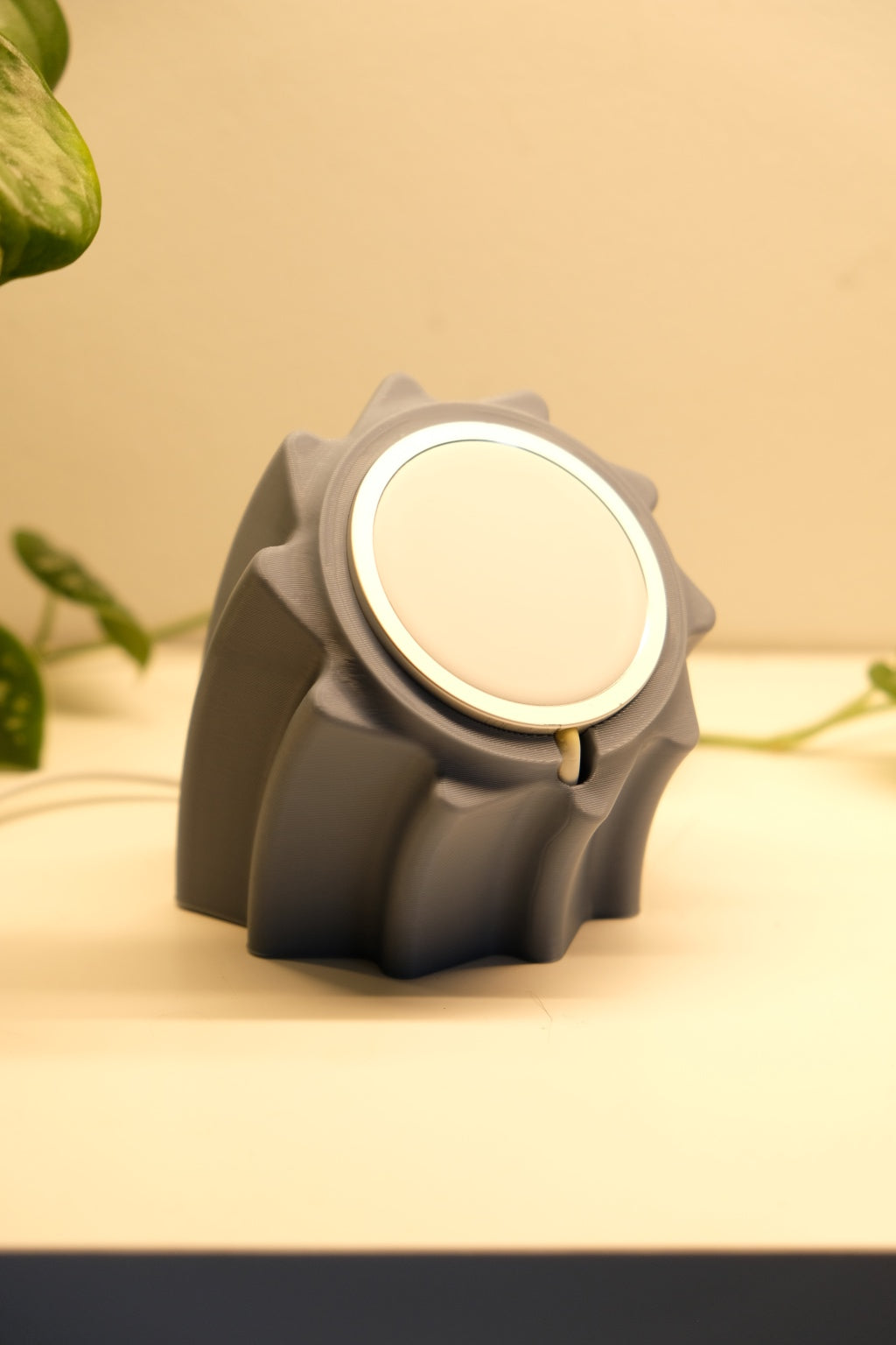 ArcDock – Sculptural MagSafe Stand