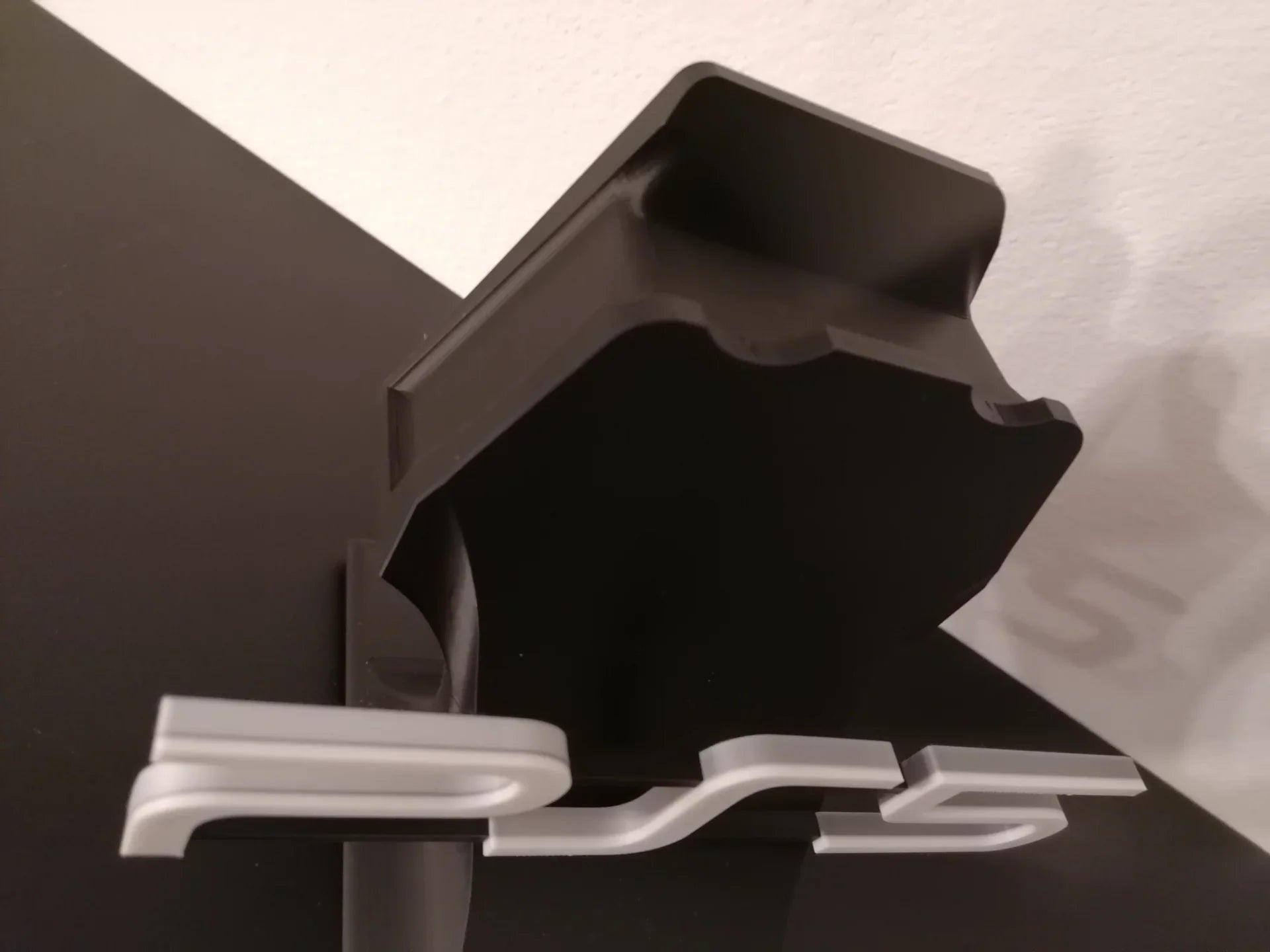 Modern black and white 3D printed shelf with geometric design by Lunqo