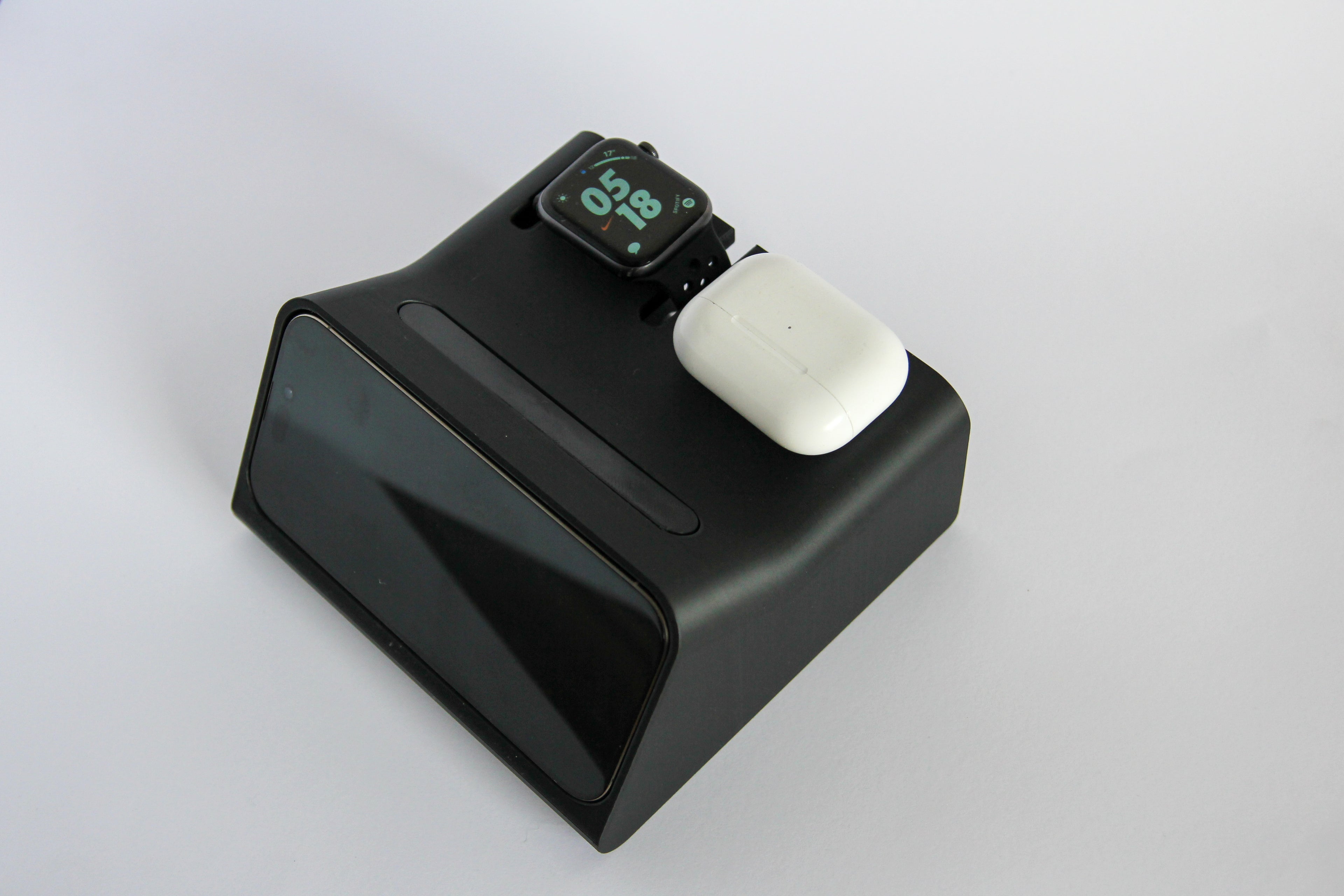 LUNQO Dock – 3-in-1 Charging Hub for iPhone 17 Pro Max