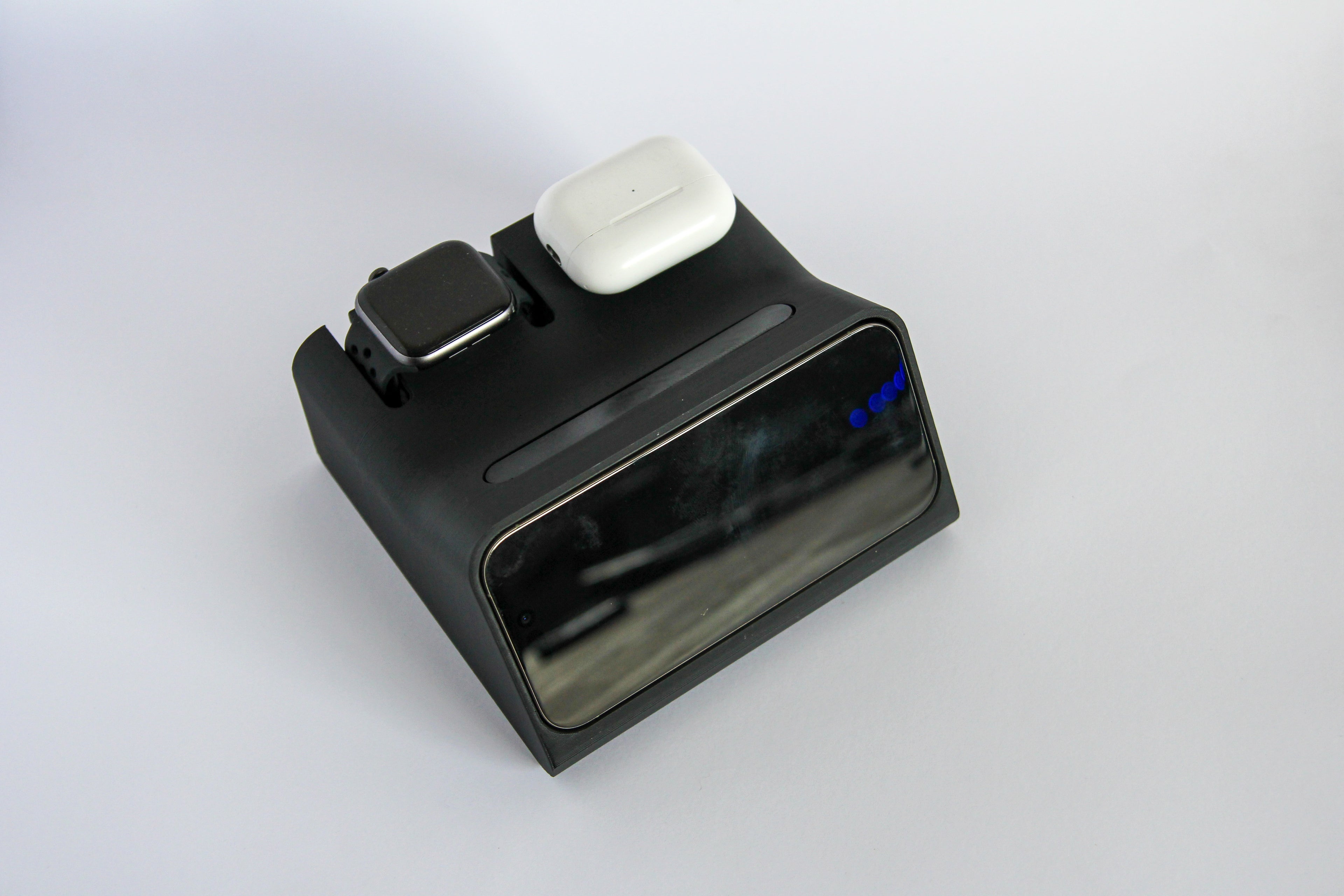 LUNQO Dock – 3-in-1 Charging Hub for iPhone 17 Pro Max