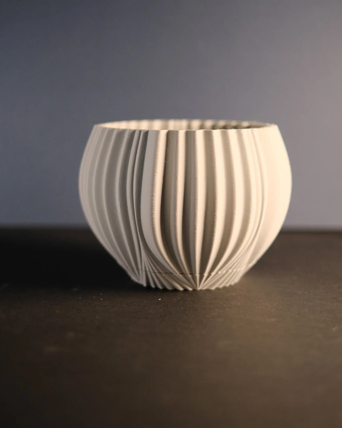 Sculptural ribbed indoor planter – product view 3