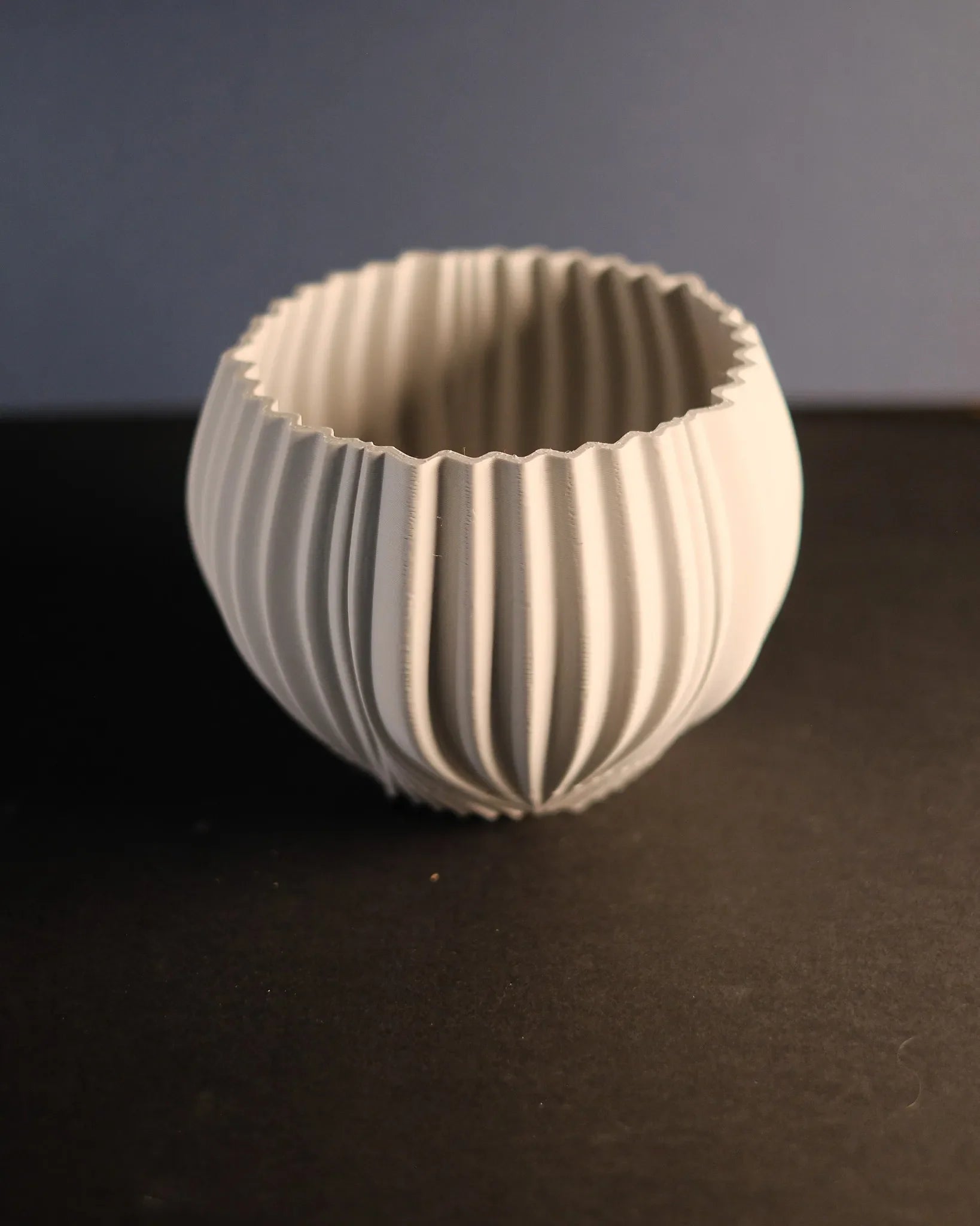 Sculptural ribbed indoor planter – product view 4