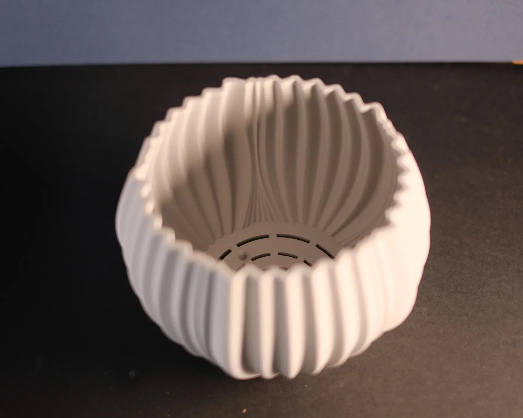 Sculptural ribbed indoor planter – product view 5